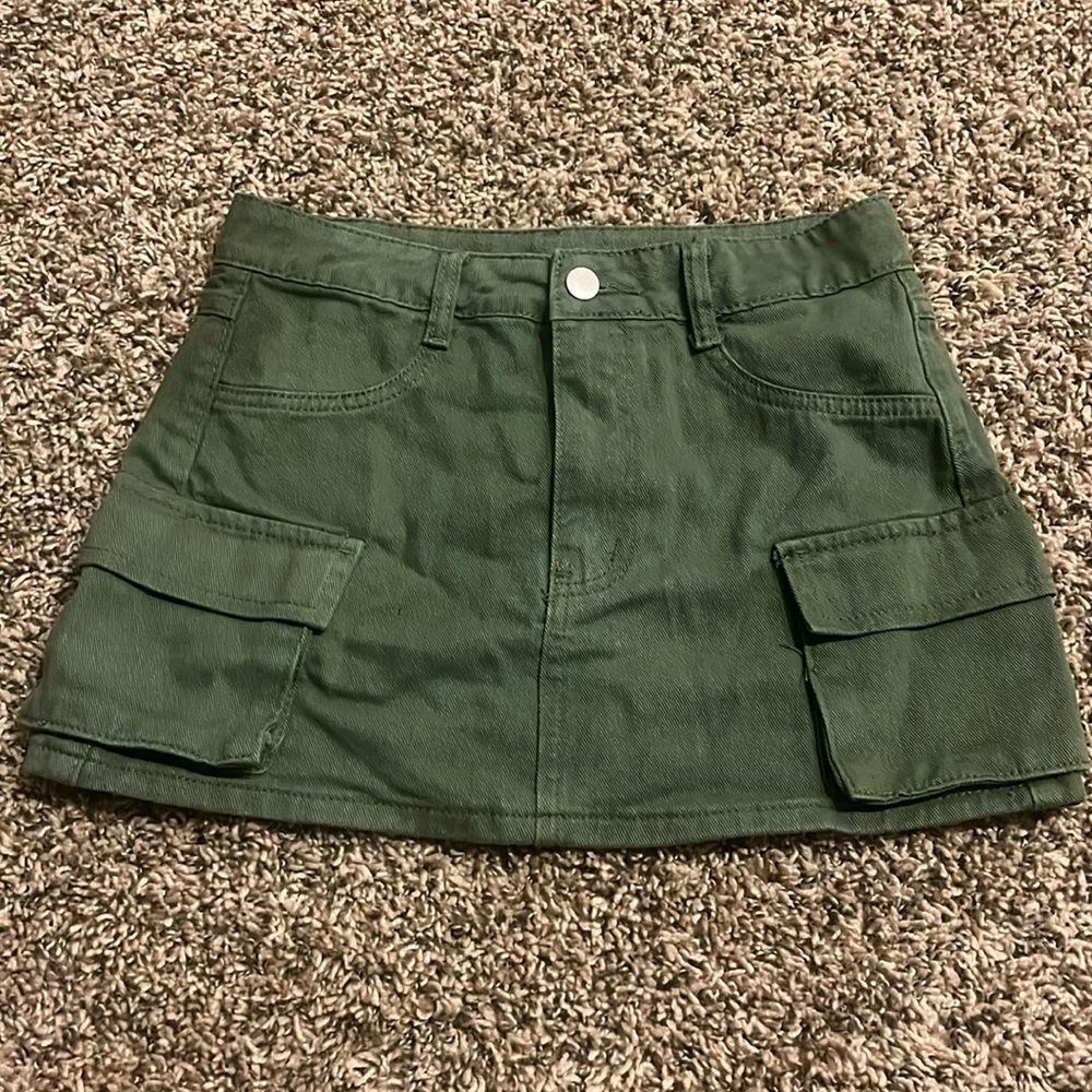 SHEIN small green cargo skirt